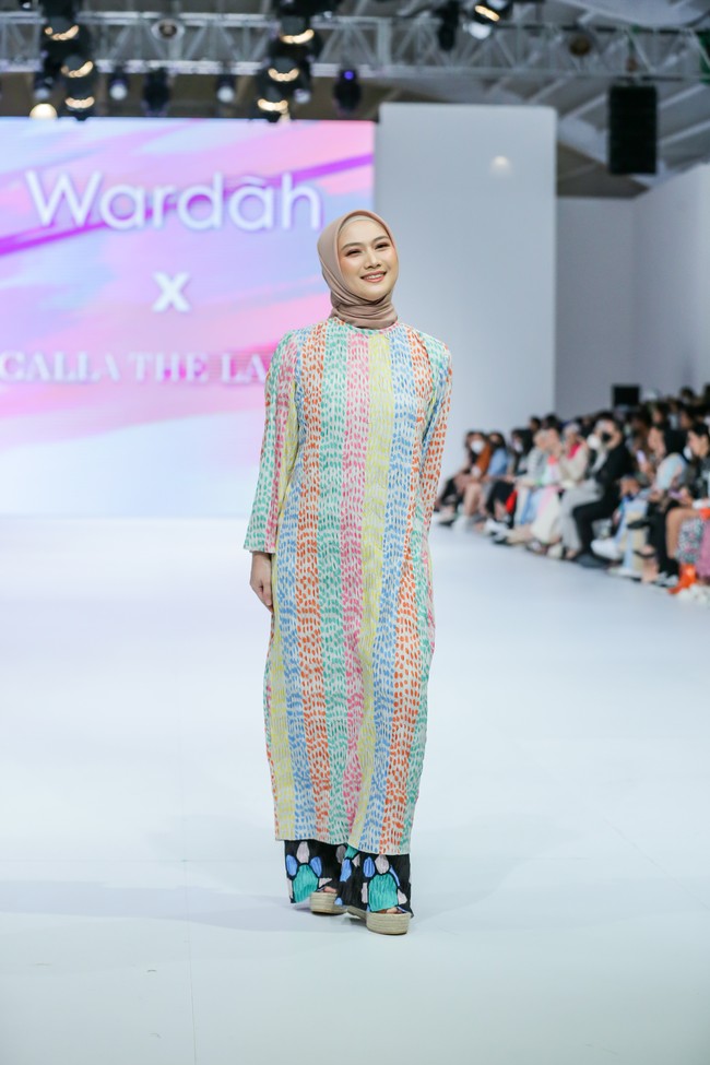 Fashion show kolaborasi Wardah dan sejumlah desainer lokal yang berlangsung pada Sabtu (29/10/2022), menampilkan sejumlah artis. Salah satunya Melody Nurramdhani Laksani yang tampil untuk Calla The Label. (Foto: Dachri Megantara/Jakarta Fashion Week)