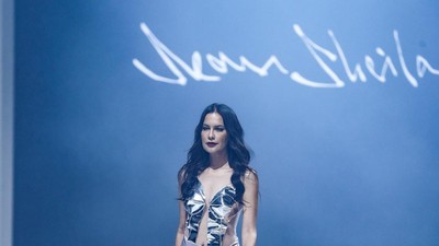 Foto: Adu Gaya Sophia Latjuba, Fuji, Hingga Luna Maya Jadi Model JFW 2023