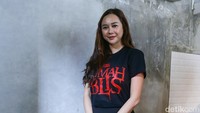 Aura Kasih tampil cantik menawan dan juga seksi dengan busana serba hitam. Pool/Palevi S/detikFoto.