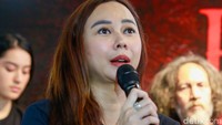 Dalam film tersebut ia berperan sebagai Maya dan beradu akting dengan Alex Abbad. Pool/Palevi S/detikFoto.