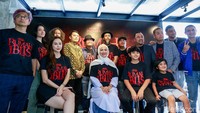 Aura Kasih bersama para cast dan juga sutradara dari film Rumah Iblis saat ditemui di kawasan Cipete, Jakarat Selatan pada Senin (31/10). Pool/Palevi S/detikFoto.
