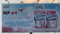 Baliho di jalur Pantura Wiradesa, Pekalongan, ini awalnya bergambar celana dalam wanita dan bra. Gambar itu diprotes warga karena dinilai tak pas dengan citra Kota Santri. Foto: Robby Bernardi/detikJateng