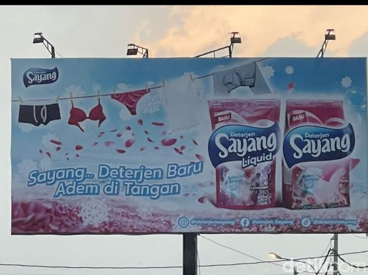Melihat Baliho Detergen Bergambar CD-Bra yang Sempat Bikin Heboh