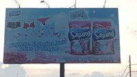 Papan baliho iklan detergen bermerek Sayang yang dipajang di Jalur Pantura Wiradesa, Kabupaten Pekalongan, menuai protes warga. Sebab, baliho itu menampilkan gambar jemuran celana dalam dan bra yang dinilai tidak etis dipajang di Kota Santri Pekalongan. Foto: Robby Bernardi/detikJateng