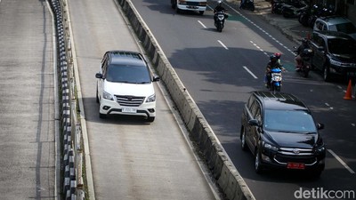 Bandel! Pengendara Ini Terobos Busway di Mampang