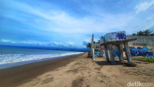 Bangunan di Cipaturuguran yang hancur akibat abrasi dari Laut Selatan