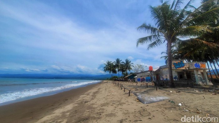 Bangunan di Cipaturuguran yang hancur akibat abrasi dari Laut Selatan