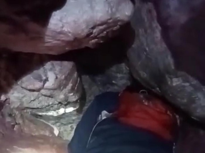 Batu runtuh warnai pencarian peritual Kediri yang hilang di Gunung Lawu