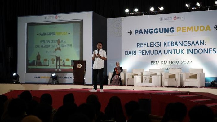 Billy Mambrasar dan Faldo Maldini beri motivasi ke mahasiswa UGM.