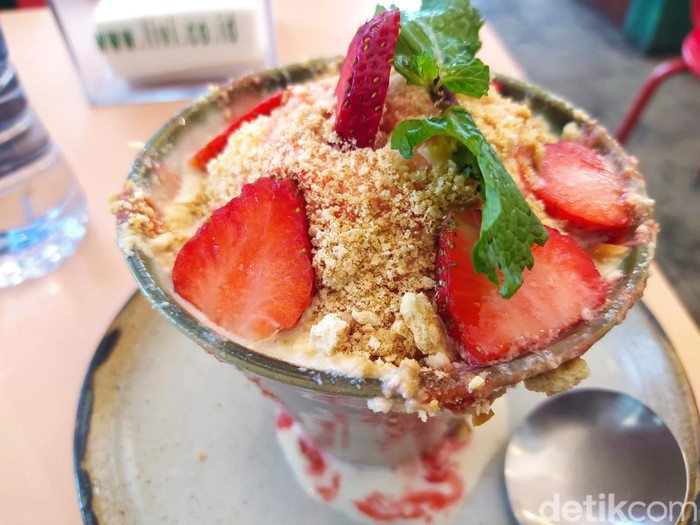 Selain kaya dengan wisata alam, Malang juga menjadi surga bagi pemburu wisata kuliner. Salah satu tempat kuliner yang bisa disinggahi yakni Timtong Dessert Bar Malang.