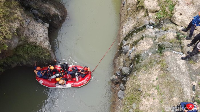 Bocah berusia 14 tahun yang hanyut di Sungai Ciliwung Kota Bogor ditemukan meninggal. Korban ditemukan tim SAR di dasar sungai. (M Sholihin/detikcom)