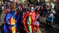 Sejumlah warga berpartisipasi dalam mengikuti parade Hari Kematian di Sunset Park, Brooklyn, New York, Minggu (30/10/2022).