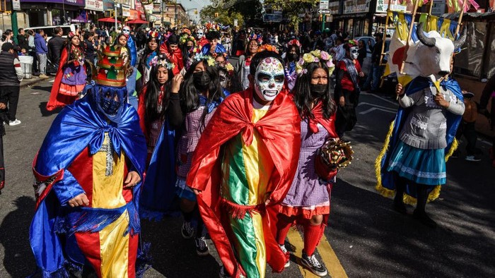Bukannya Suram, Parade Hari Kematian di New York Ini Digelar Meriah Sejumlah warga berpartisipasi dalam mengikuti parade Hari Kematian di Sunset Park, Brooklyn, New York, Minggu (30/10/2022).
