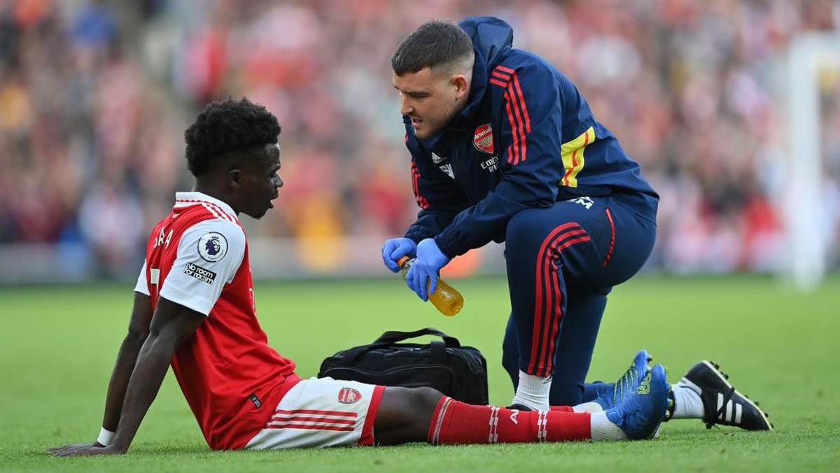Saka diganti pada babak pertama karena cedera. Foto: Getty Images/Justin Setterfield