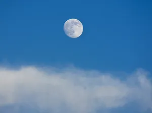 Kenapa Bulan Terkadang Bisa Dilihat di Siang Hari?