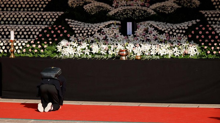 Bunga dan Tangisan untuk Korban Tragedi Itawon Ratusan bunga sebagai ungkapan duka untuk korban tragedi Itawon berjejer rapi di Seoul City Hall Plaza, Korsel. Warga yang datang berdoa sambil menangis.