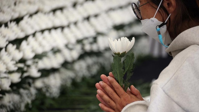 Ratusan bunga sebagai ungkapan duka untuk korban tragedi Itawon berjejer rapi di Seoul City Hall Plaza, Korsel. Warga yang datang berdoa sambil menangis.
