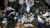 Selain di altar duka, masyarakat juga dapat memberikan tribute di beberapa lokasi memorial di kawasan Itaewon. Foto: REUTERS