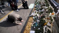 Banyak dari masyarakat yang datang dan tak segan untuk mengekspresikan kepedihan mereka. Foto: REUTERS