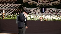 Altar duka ini terus ramai dikunjungi masyarakat yang ingin memberikan penghormatan. Diwarnai tangisan yang sangat memilukan bagi siapapun yang menyaksikan. Foto: REUTERS