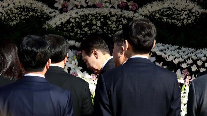 Bunga dari Presiden Korsel untuk Korban Tragedi Itaewon SEOUL, SOUTH KOREA - OCTOBER 31: South Korean President Yoon Suk-yeol and his wife Kim Kun-hee hold flowers at a memorial altar for the victims of the Halloween celebration stampede, in front of City Hall on October 31, 2022 in Seoul, South Korea. One hundred and fifty-one people have been reported killed and at least 150 others were injured in a deadly stampede in Seoul's Itaewon district, after huge crowds of people gathered for Halloween parties, according to fire authorities. (Photo by Chung Sung-Jun/Getty Images)