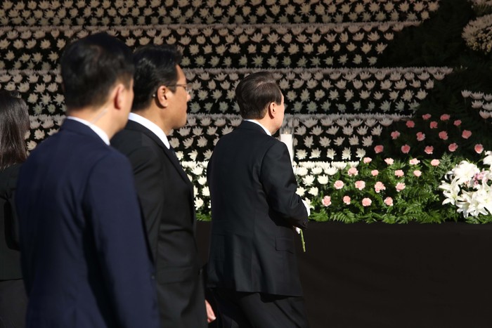 Bunga dari Presiden Korsel untuk Korban Tragedi Itaewon SEOUL, SOUTH KOREA - OCTOBER 31: South Korean President Yoon Suk-yeol and his wife Kim Kun-hee hold flowers at a memorial altar for the victims of the Halloween celebration stampede, in front of City Hall on October 31, 2022 in Seoul, South Korea. One hundred and fifty-one people have been reported killed and at least 150 others were injured in a deadly stampede in Seoul's Itaewon district, after huge crowds of people gathered for Halloween parties, according to fire authorities. (Photo by Chung Sung-Jun/Getty Images)