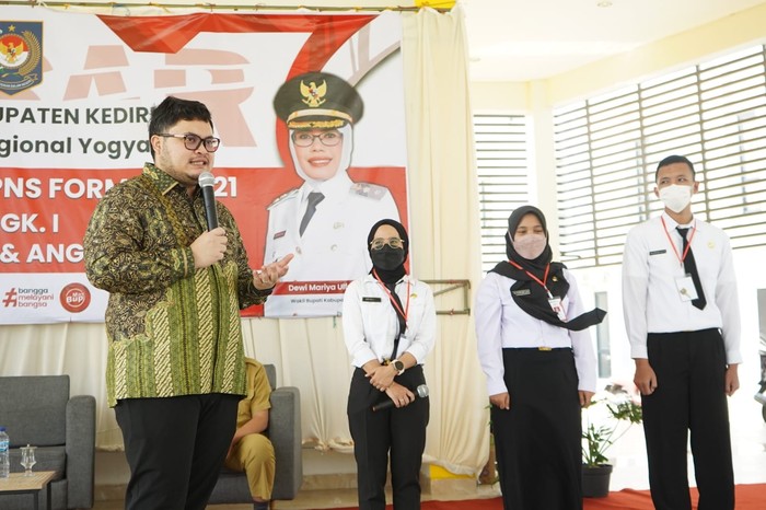 Bupati Berikan Hadiah Kepada 3 CPNS Pengkritik Pemkab Kediri
