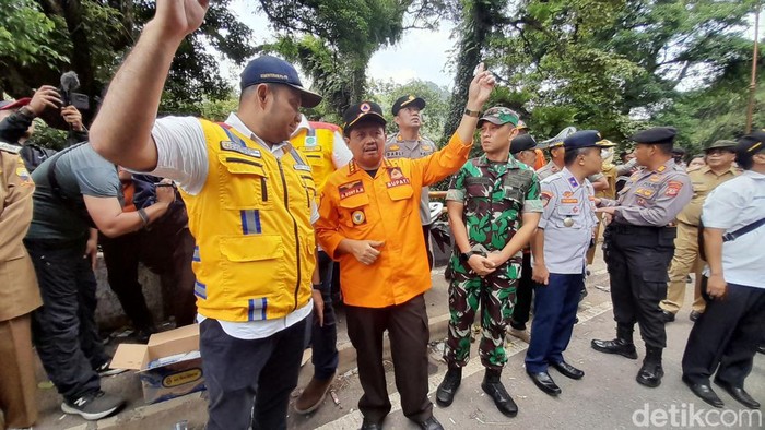 Bupati Sumedang Dony Ahmad Munir saat memantau lokasi longsor Cadas Pangeran