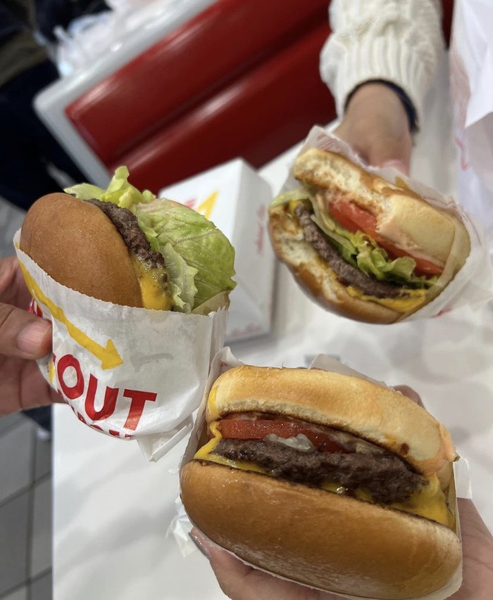 Burger hingga Steak Salmon, Ini Menu Kulineran Ririn dan Ibnu Jamil di Amerika Burger hingga Steak Salmon, Ini Menu Kulineran Ririn dan Ibnu Jamil di Amerika