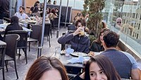  Banyak bertemu teman lama, Ibnu Jamil bertugas jadi photographer sang istri. Ini foto mereka ketika makan di restoran Union Square yang ada di San Francisco. Foto: Instagram @ririnekawati @ibnujamil