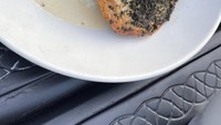 Di Union Square, Ririn, Ibnu dan temannya pesan menu steak salmon yang enak. Disajikan dengan mashed potato dan asparagus. Foto: Instagram @ririnekawati @ibnujamil