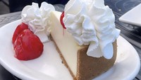 Sering tunjukkan keromantisan untuk sang istri, aktor  sekaligus pembawa acara ini sebut dessert cheesecake dan foto istrinya sebagai ‘terlalu manis’. Foto: Instagram @ririnekawati @ibnujamil