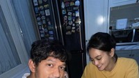 Tak hanya makan mewah di berbagai negara, Ririn dan Ibnu juga hobi makan mie instan sepiring berdua di rumah mereka. Foto: Instagram @ririnekawati @ibnujamil