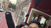 Dikenal sebagai pasangan suami istri yang harmonis dan romantis. Kali ini Ririn dan Ibnu Jamil berlibur ke beberapa negara di Amerika. Foto: Instagram @ririnekawati @ibnujamil