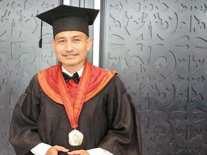 Kisah Burhanuddin, Ketua RW yang Lulus S2 UM Surabaya dengan IPK Cumlaude