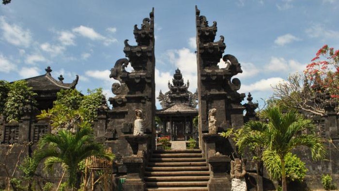Potret Candi Bentar Pura Ponjok Batu.