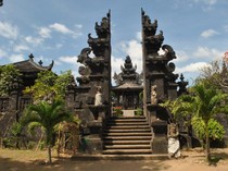Video Tentang Lima Mata Air Suci di Pura Ponjok Batu Bali