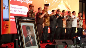 Ketua Badan Pengawas Pemilu (Bawaslu) Rahmat Bagja (kiri), Dirjen Politik dan Pemerintahan Umum (Polpum) Kementerian Dalam Negeri Bahtiar (tengah), dan Deputi Bidang Dukungan Teknis Bawaslu La Bayoni (kanan) berbincang usai peluncuran Sistem Informasi Penanganan Pelanggaran dan Pelaporan (SiGapLapor) di Hotel Mercure Ancol, Jakarta Utara, Senin (31/10/2022).