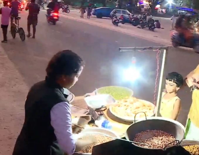 Demi Biaya Sekolah, Murid Ini Tak Gengsi Jualan Kacang Goreng di Depan Sekolah