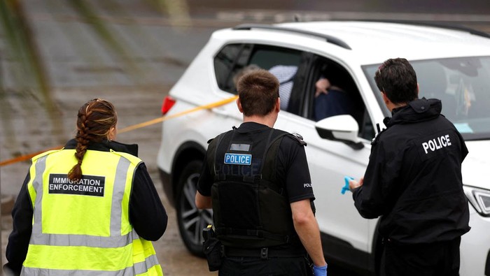 Detik-detik Pria Lempar Bom Molotov ke Pelabuhan Dover, Inggris Immigration and police officers stand next to a car believed to have been used in a petrol bomb attack on the Border Force processing centre in Dover, Britain, October 30, 2022. REUTERS/Peter Nicholls