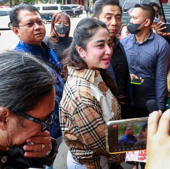 Dewi Perssik saat ditemui di Polres Jakarta Selatan.