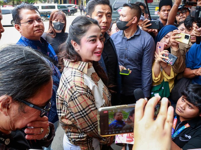 Dewi Perssik saat ditemui di Polres Jakarta Selatan.