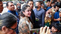 Ia datang ke sana untuk melaporkan beberapa netizen yang diketahui adalah fans Lesti Kejora dan Rizky Billar atau Leslar. Pool/Palevi S/detikFoto.