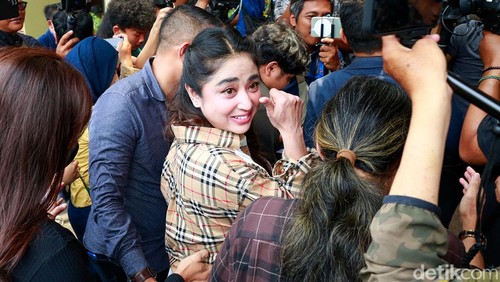 Dewi Perssik saat ditemui di Polres Jakarta Selatan.