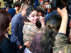 Fans Leslar Diduga Bikin Konten Hinaan Ingin Minta Maaf ke Ibunda Dewi Perssik