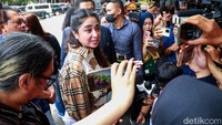 Dewi Perssik merasa dirinya tak pernah membicarakan Lesti kecuali kasus KDRT kemarin. Pool/Palevi S/detikFoto.