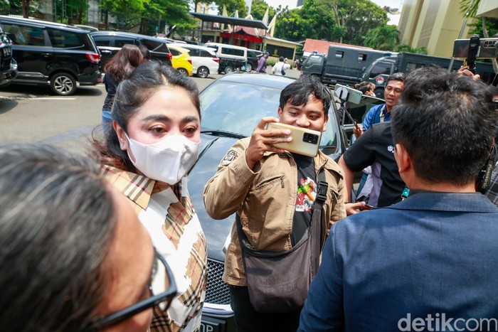 Dewi Perssik Dewi Perssik saat ditemui di Polres Jakarta Selatan.