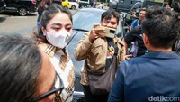 Dewi Perssik saat datang ke Polres Jakarta Selatan pada Senin (31/10). Pool/Palevi S/detikFoto