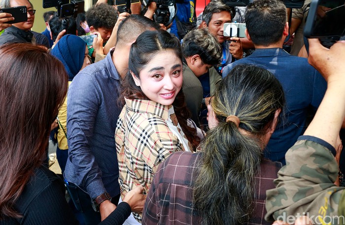 Dewi Perssik saat ditemui di Polres Jakarta Selatan.
