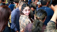Namun hal itu justru membuat dirinya berurusan dengan fans pasangan tersebut. Pool/Palevi S/detikFoto.
